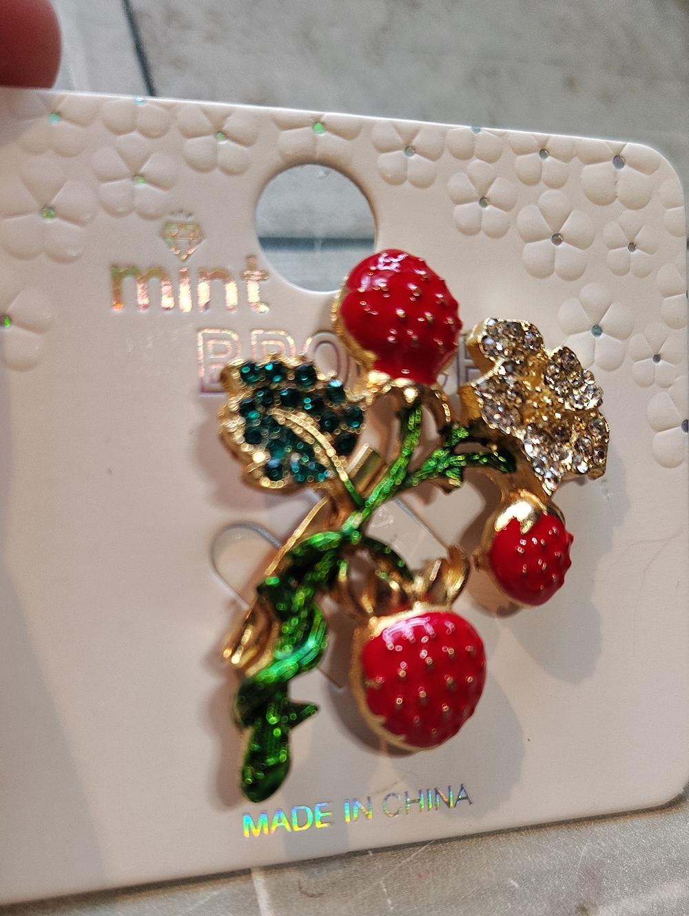 🍓 Strawberry Cluster Brooch w/ Enamel & Rhinestone Accents Gold Or Silver Tone - Picture 4 of 7